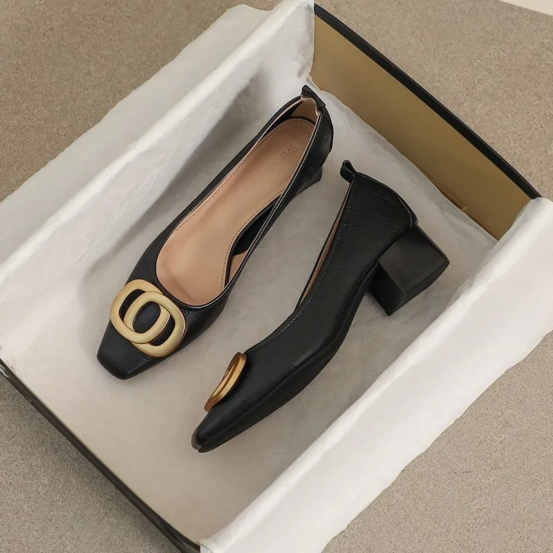 Janet | Square-Toe Court Shoes